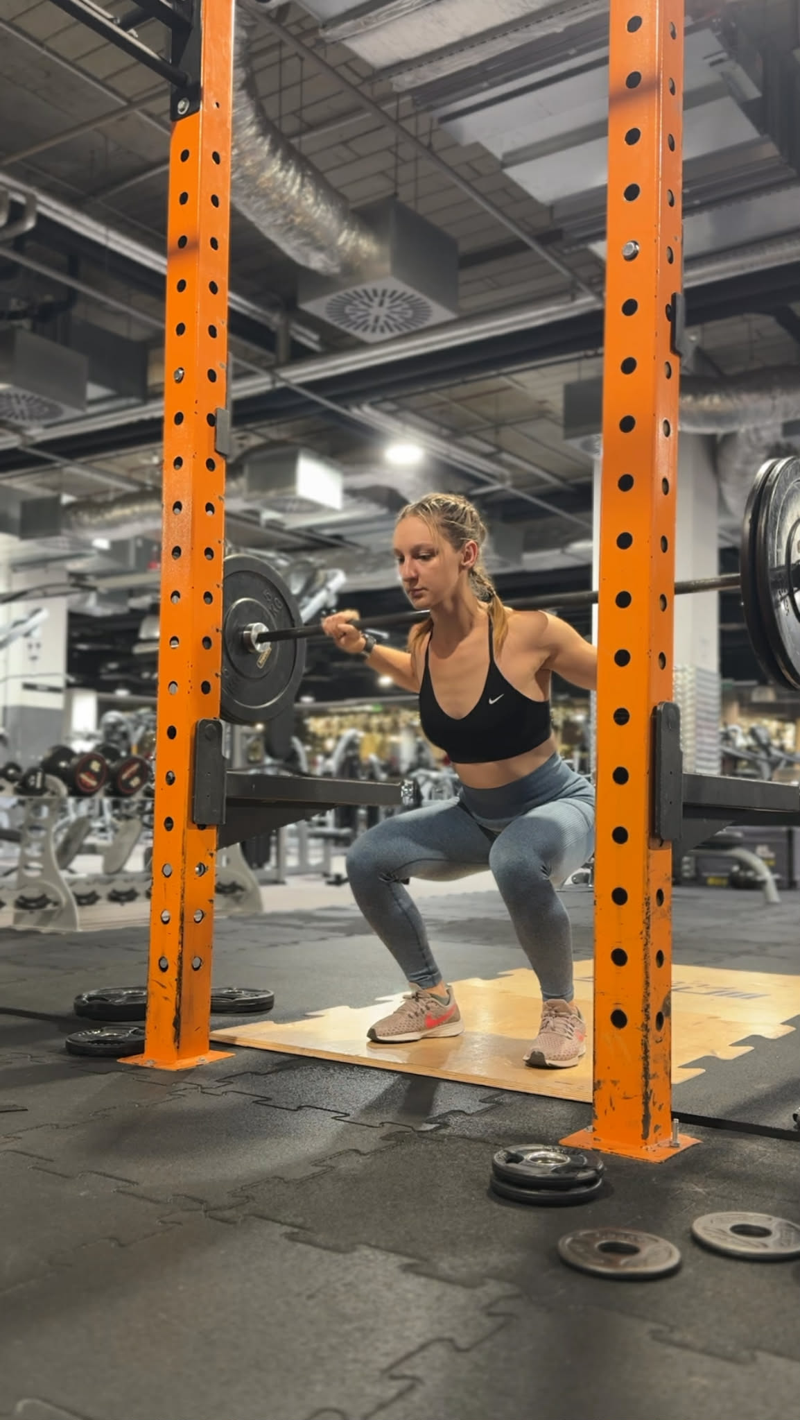 Ania wykonująca przysiad ze sztangą